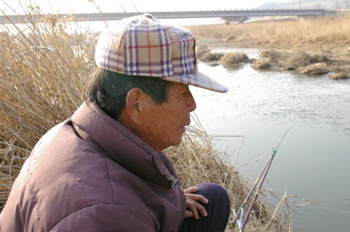 구례군 용방면 김보근씨, 그는 겨울에 이곳에서 항상 낚시를 한다. 